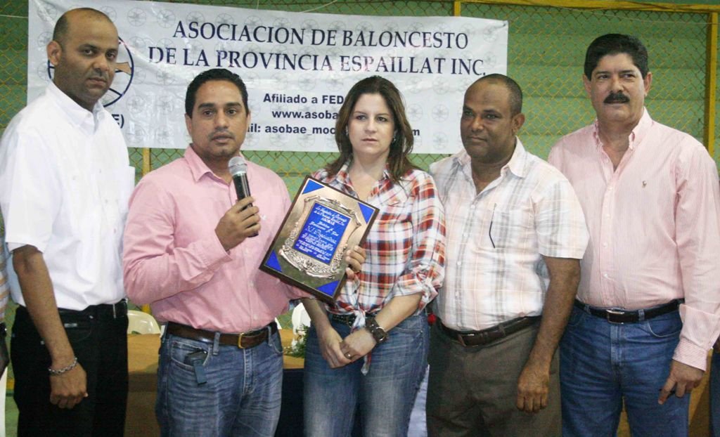 Nicolás Grullon expresa su agradecimiento por la dedicatoria de la justa, a su lado Judith Valdez y los miembros de ASOBAE, el Lic. Juan Feliz Hernández, Pedro González y el Gobernador José Guillermo López  